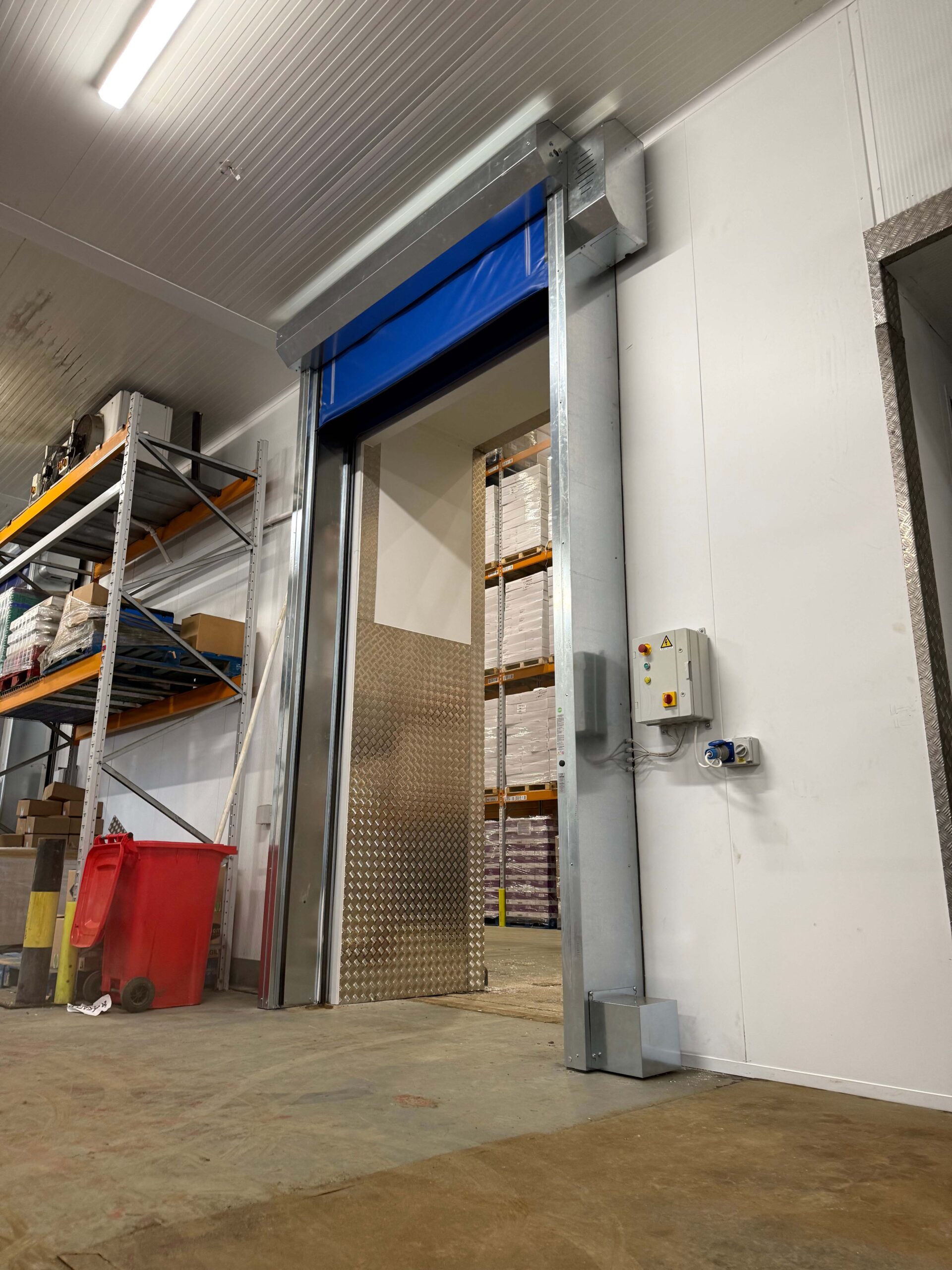 AUTO-FREEZER with open curtain