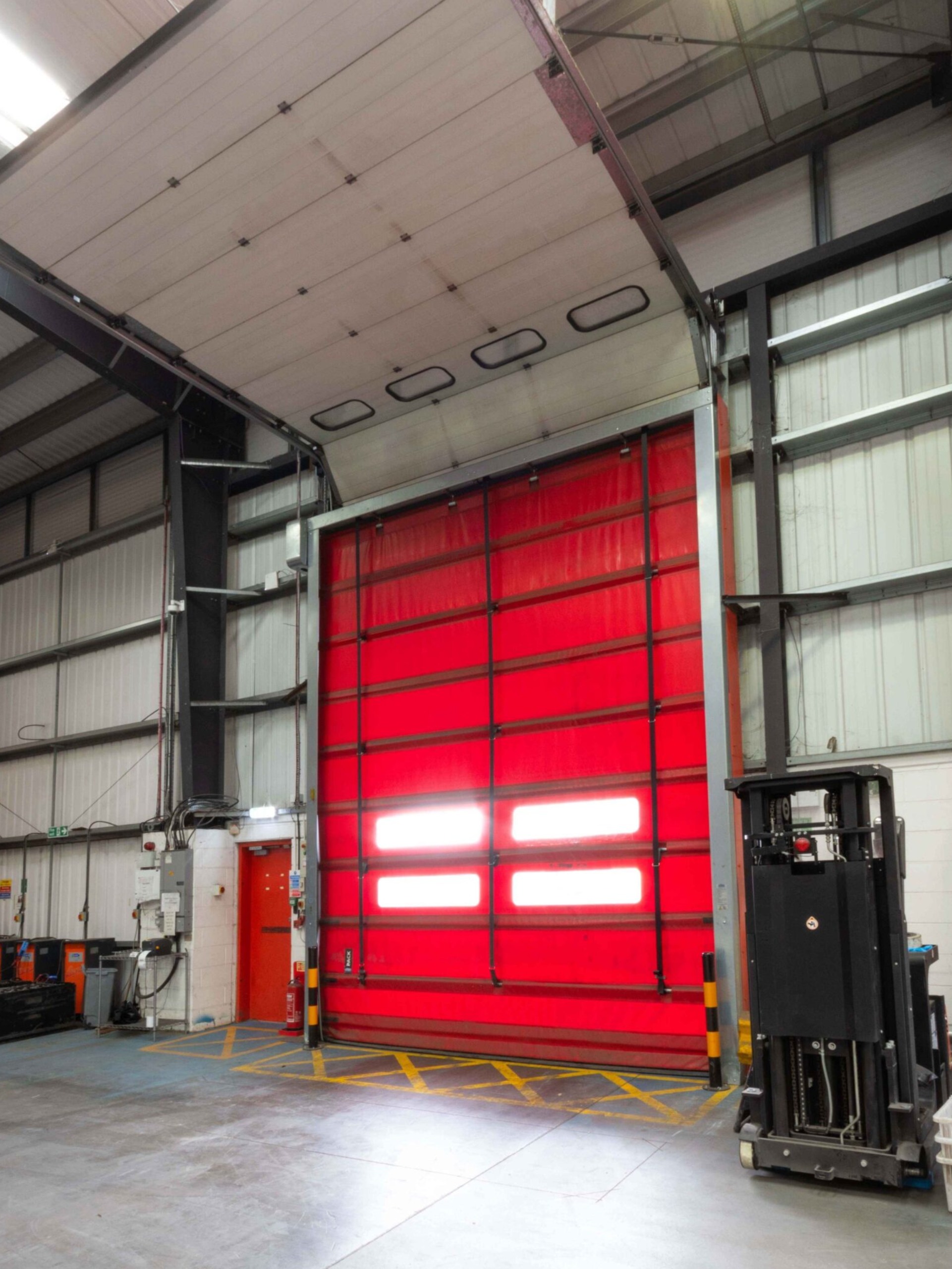 High speed folding warehouse and distribution door for logistics